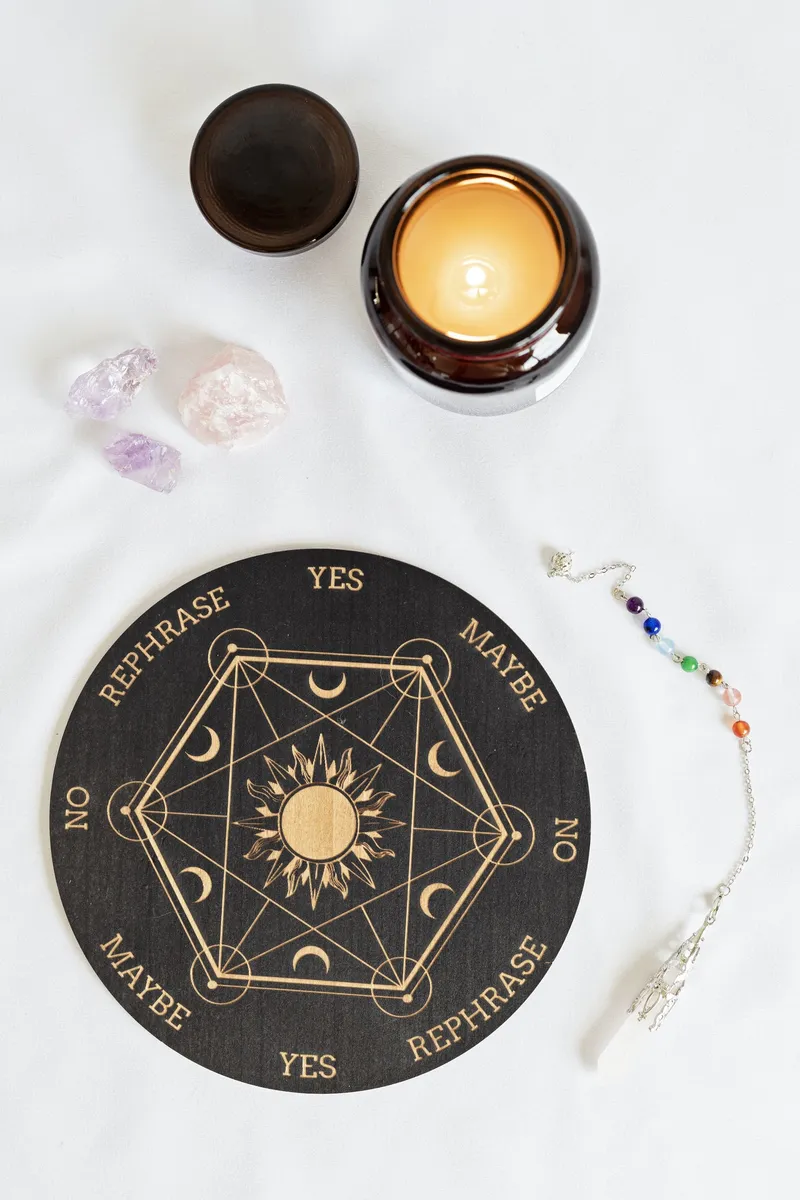 Tavola con pendolo per la divinazione