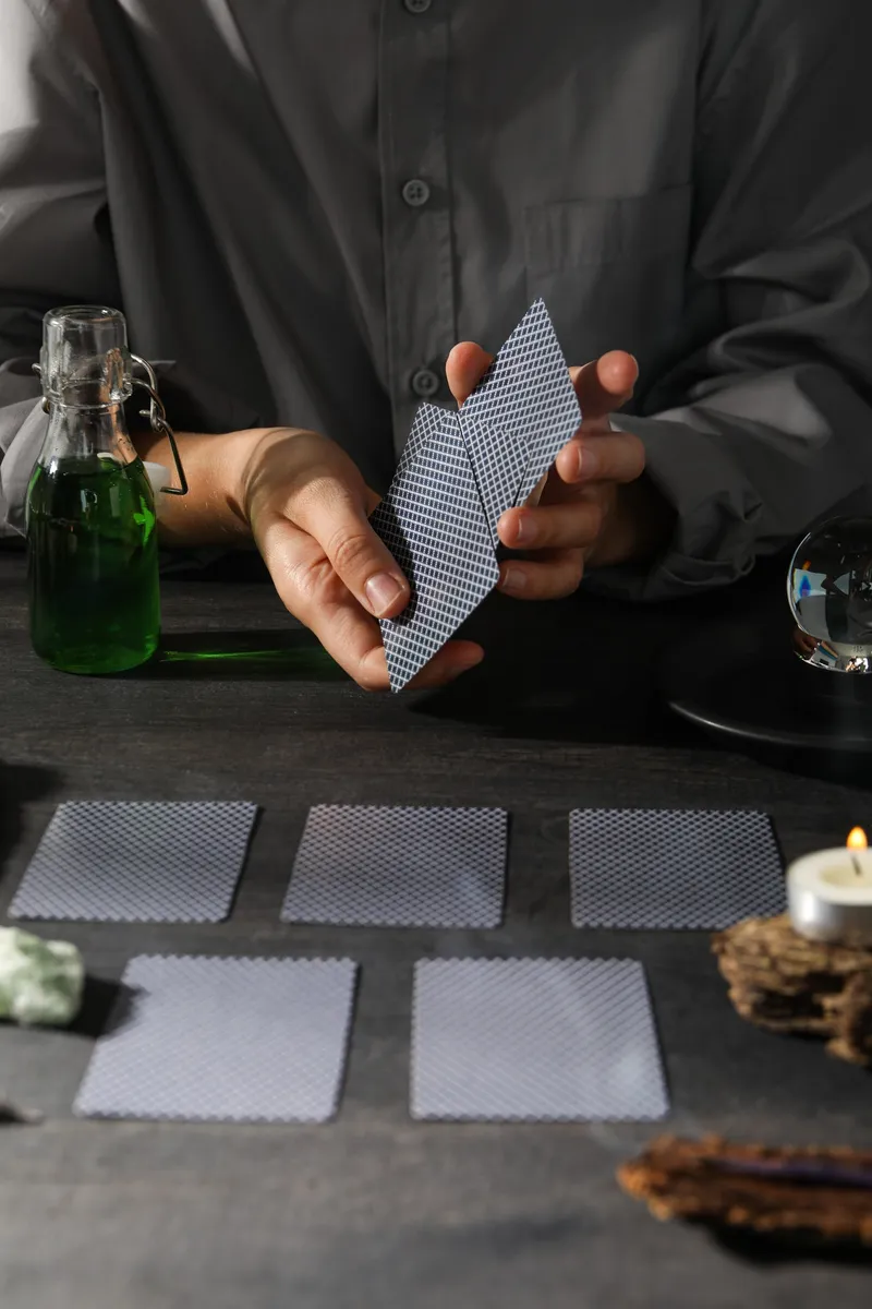 Carte e strumenti di divinazione su un tavolo