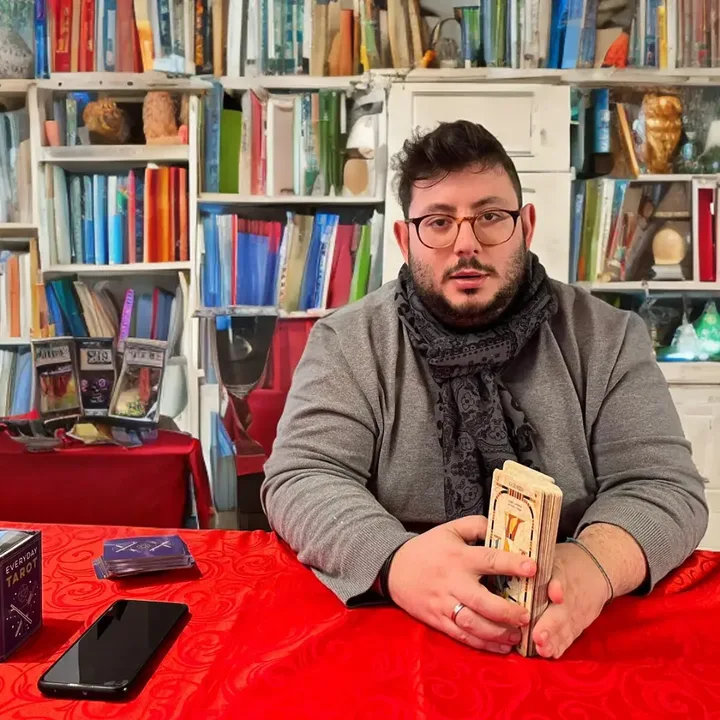 Massimo Cartomante con le carte dei tarocchi in mano