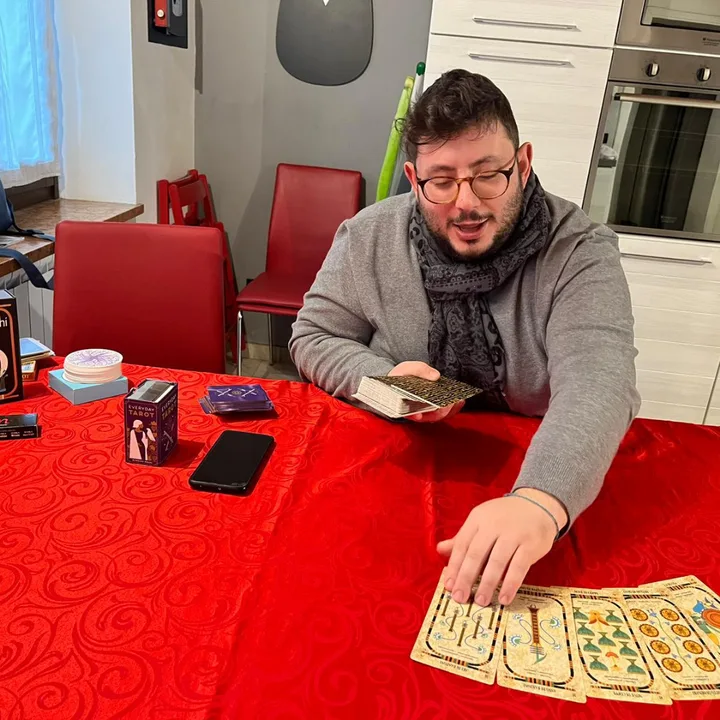 Massimo Cartomante al tavolo durante una lettura delle carte